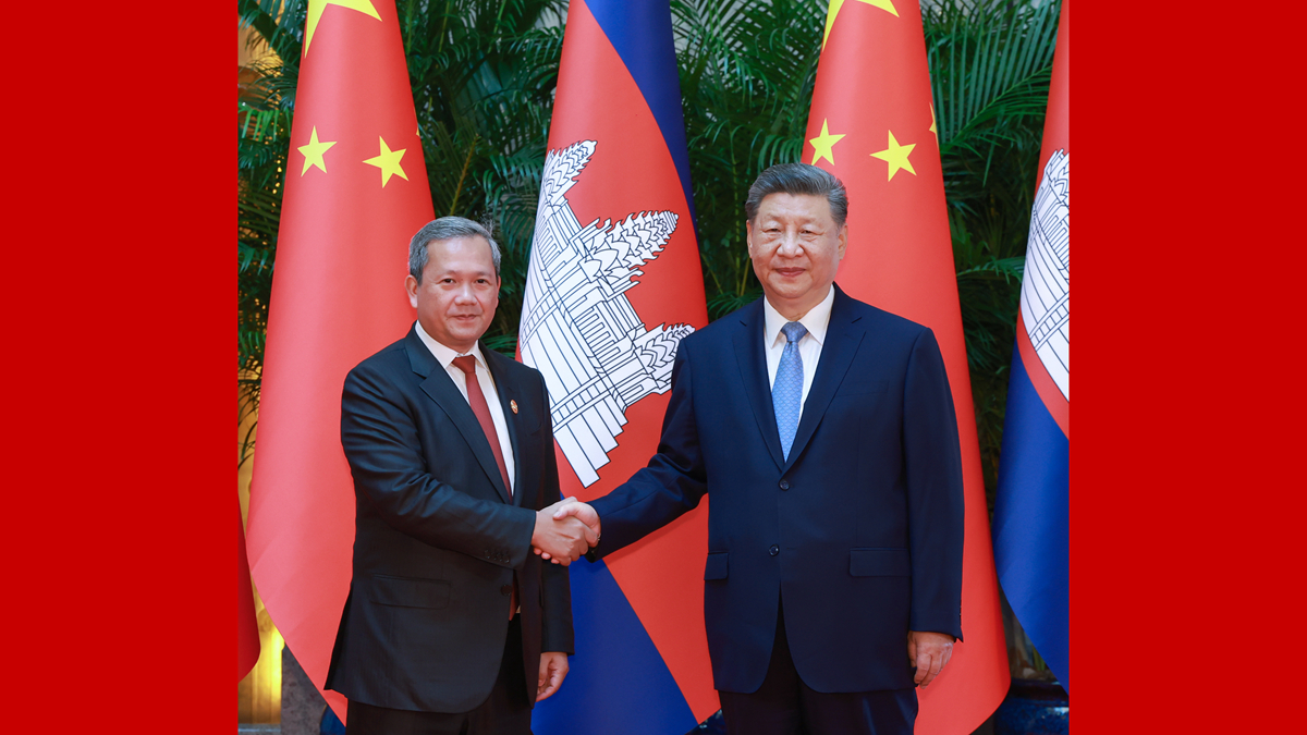 习近平会见柬埔寨首相洪玛奈